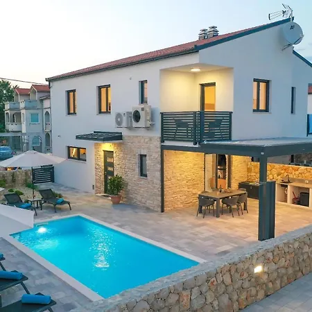 Vila Kaoru Brand New With A Heated Swimming Pool Malinska
