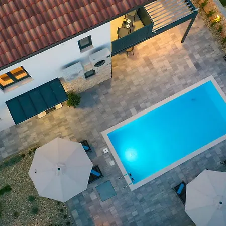 Kaoru Brand New With A Heated Swimming Pool Vila