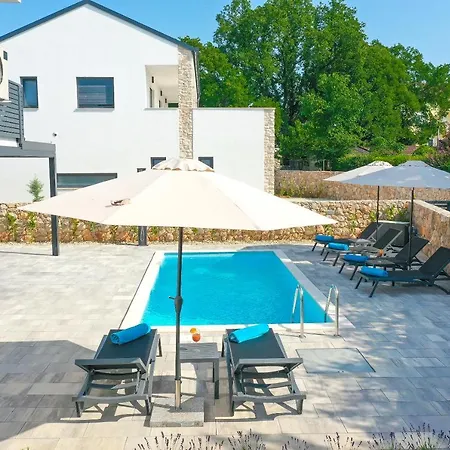 Kaoru Brand New With A Heated Swimming Pool Vila *