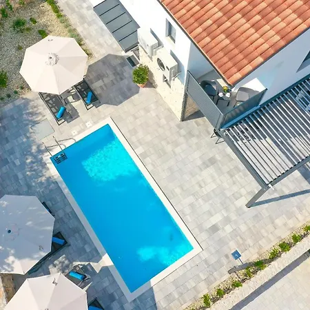 Kaoru Brand New With A Heated Swimming Pool Vila *