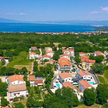 Kaoru Brand New With A Heated Swimming Pool Vila