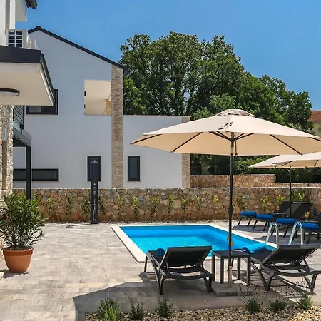 Kaoru Brand New With A Heated Swimming Pool Vila *