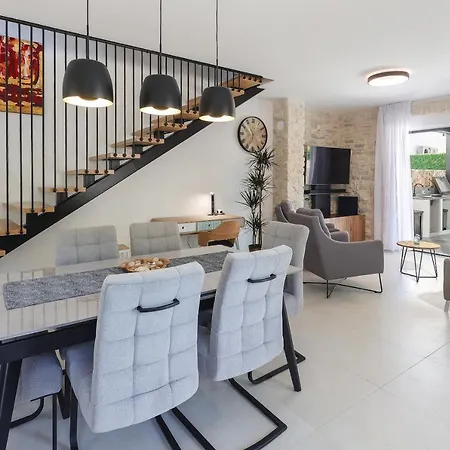 Vila Kaoru Brand New With A Heated Swimming Pool *