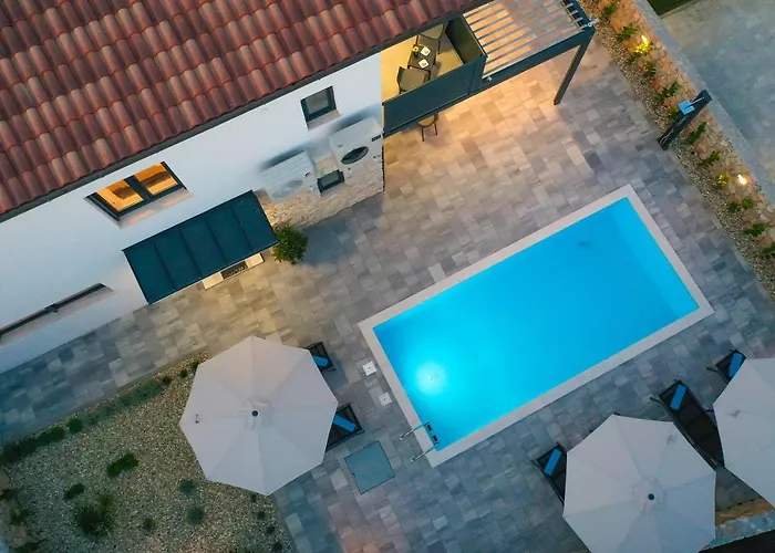 Kaoru Brand New With A Heated Swimming Pool Villa