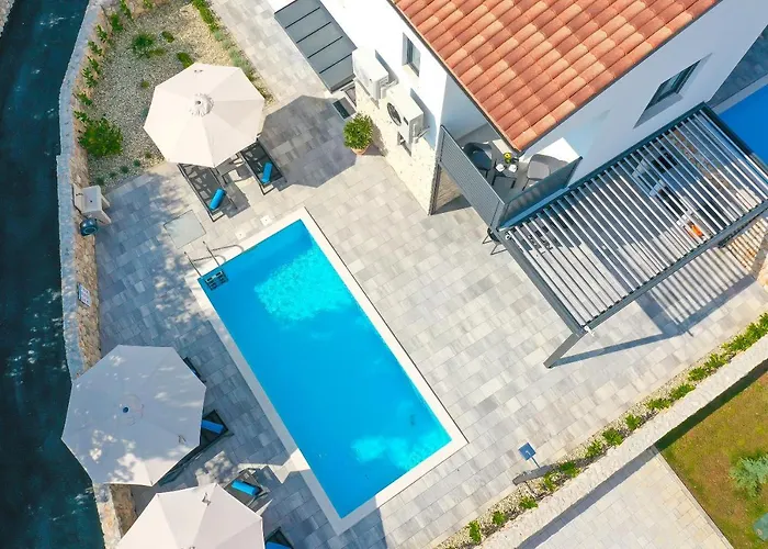 Kaoru Brand New With A Heated Swimming Pool Villa *