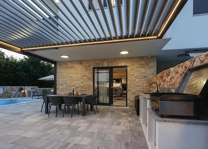 Kaoru Brand New With A Heated Swimming Pool Villa