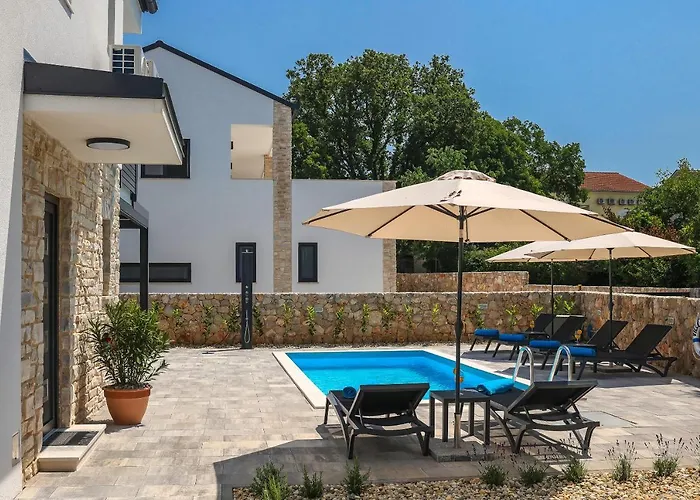 Kaoru Brand New With A Heated Swimming Pool Villa *