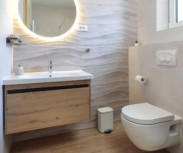 Vila Kaoru Brand New With A Heated Swimming Pool